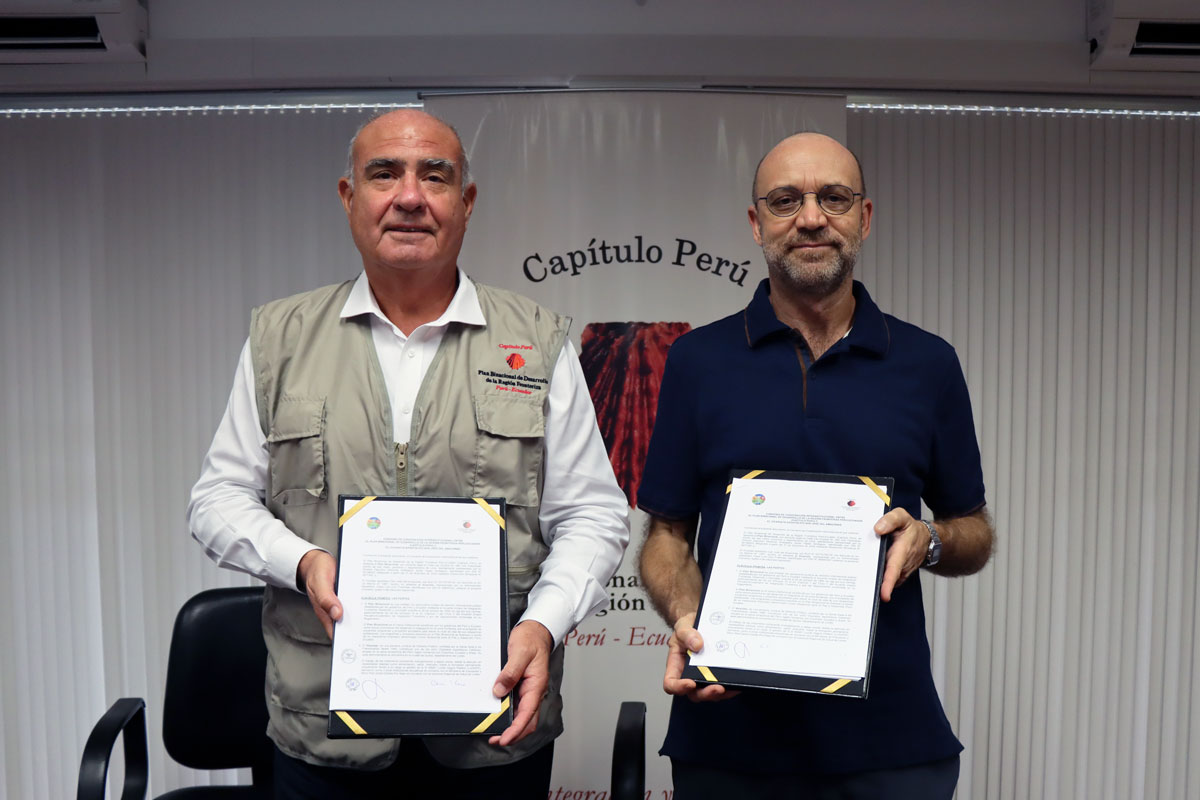 Firma del convenio entre el Plan Binacional y el Vicariato San José del Amazonas para el mejoramiento del establecimiento de salud de Tutapishco, en Loreto.
